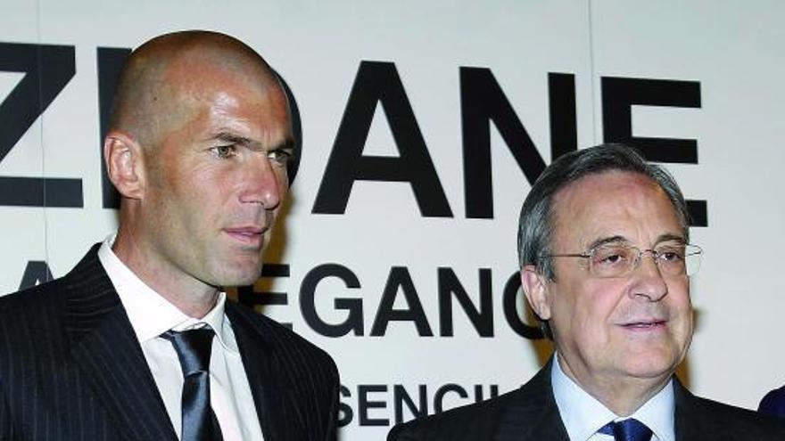Florentino Pérez acompaña a Zidane en la presentación del libro sobre el astro francés.