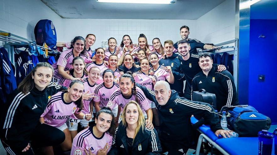 Las jugadoras y el cuerpo técnico del Oviedo femenino tras su victoria ayer en Barcelona frente al Espanyol. | R. O.