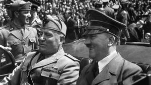 Benitto Mussolini junto a Adolf Hitler.