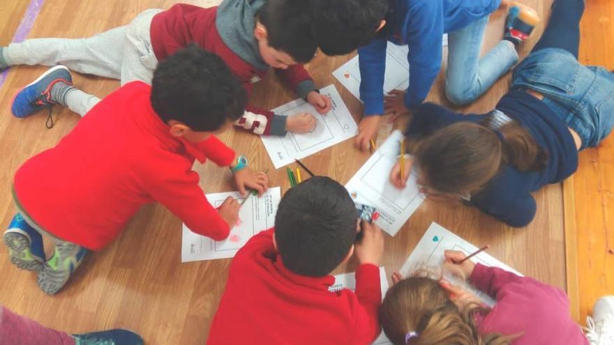 Los niños dibujan su fruta o verdura favorita, en una sesión de la campaña &#039;De la huerta a tu corazón&#039;.