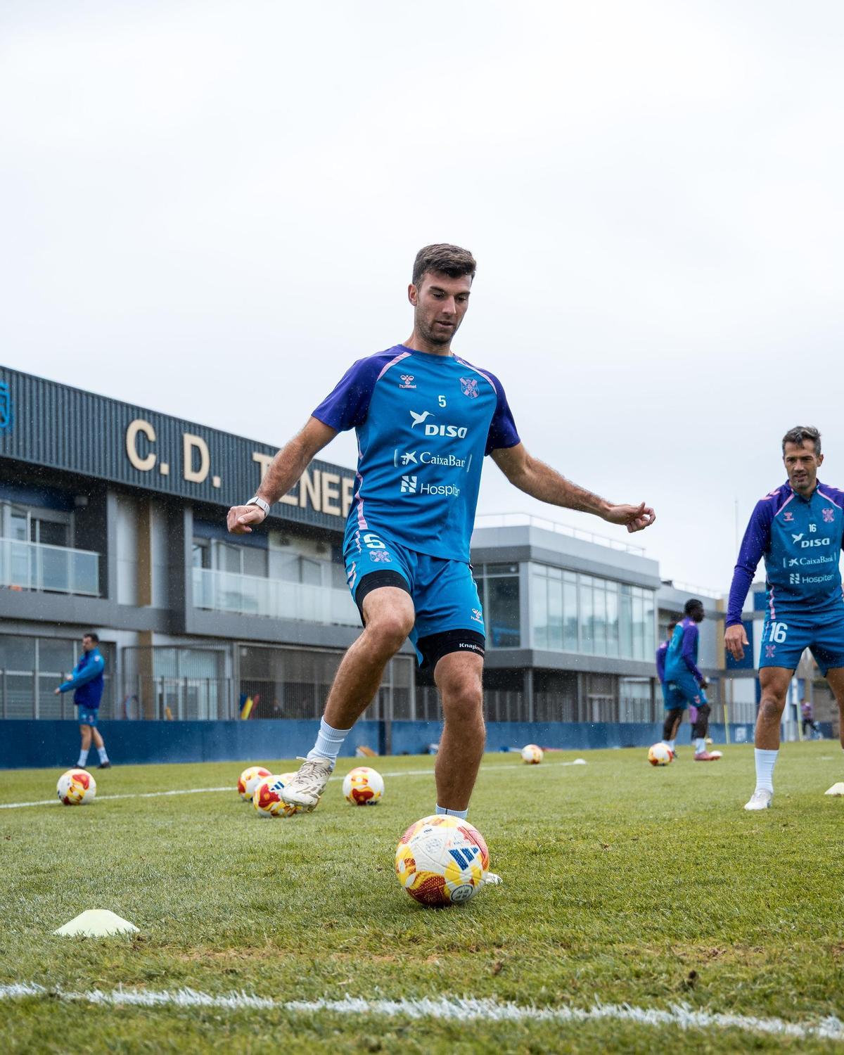 Josep Calavera da un pase durante un entrenamiento con el Tenerife.