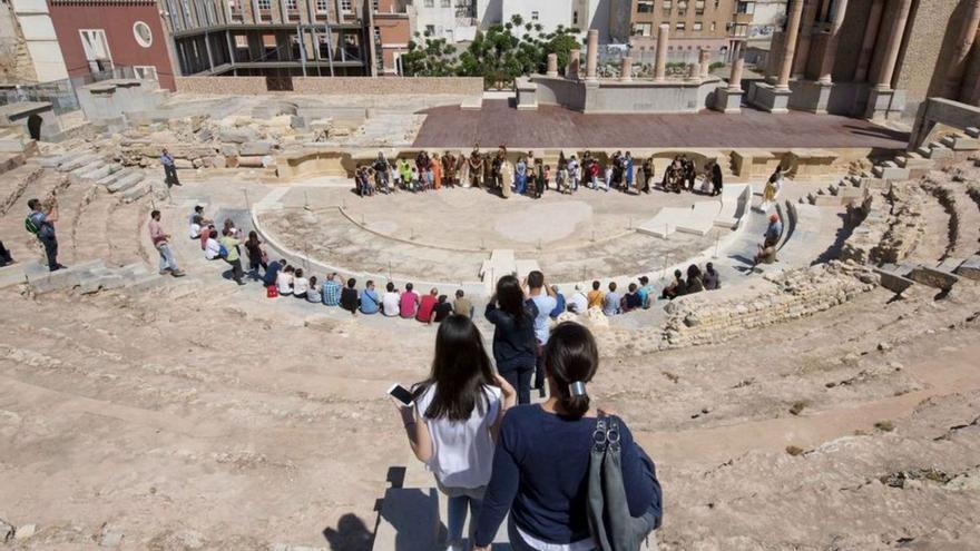 Turistas en el Teatro Romano