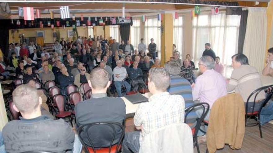 Los asistentes a la asamblea, ayer, en el centro cultural de Vilalonga.