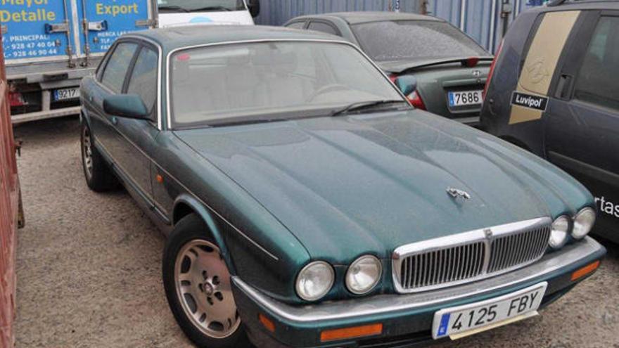 Jaguar XJ6 que la Agencia Tributaria saca a subasta por 2.600 euros. i LA PROVINCIA/DLP