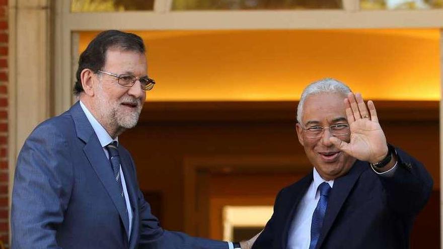 Rajoy abre la agenda internacional con el luso Costa  |  Mariano Rajoy abrió ayer su agenda internacional con una reunión en la Moncloa con el primer ministro portugués, António Costa. Ambos acordaron celebrar la próxima cumbre bilateral en primavera, en un nuevo formato que empezará en España y acabará en Portugal. También hablaron de la situación que crea la elección de Donald Trump y Rajoy dijo que para España, que desea tener &quot;las mejores relaciones posibles&quot; con Estados Unidos, &quot;la única posición, la razonable, es desearle que tenga mucha suerte&quot;. En la foto, Rajoy y Costa, a la puerta de la Moncloa.