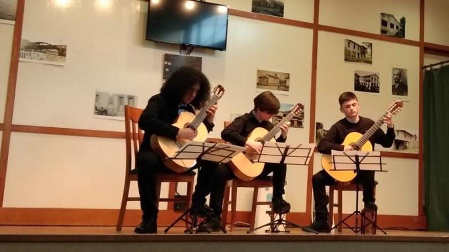 Los jóvenes guitarristas del Conservatorio del Nalón ponen la música en el hogar del pensionista de Ujo