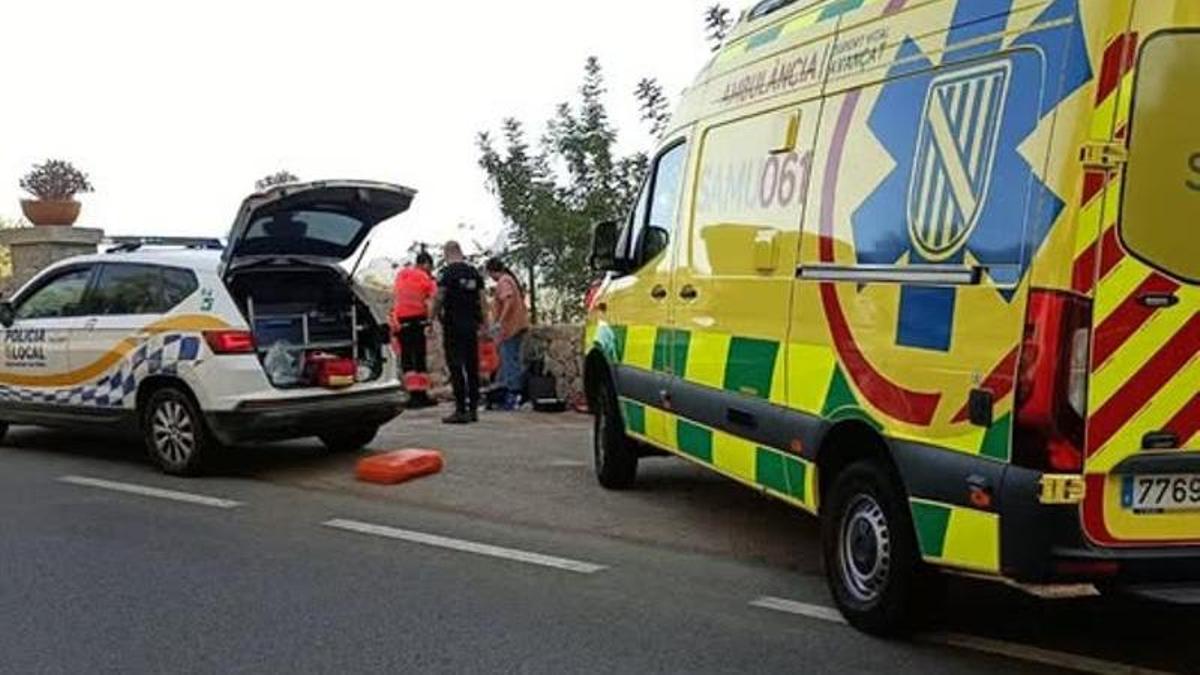 El equipo de la ambulancia y los policías atienden al ciclista.