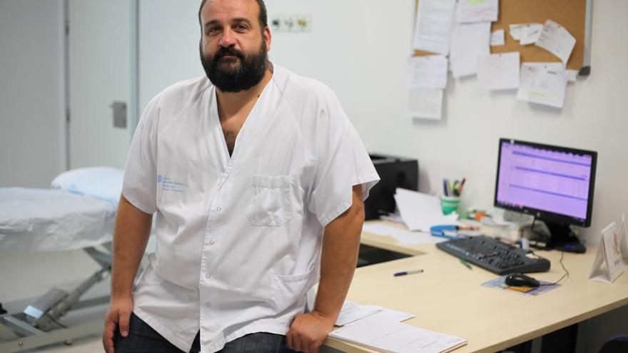 Eladio Losada, endocrino del Área de Salud Pitiusa, en su consulta del Hospital Can Misses.