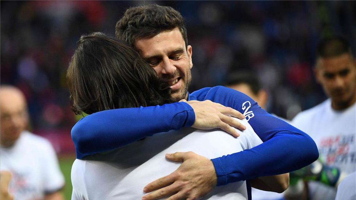 Motta, abrazándose a su compañero Cavani