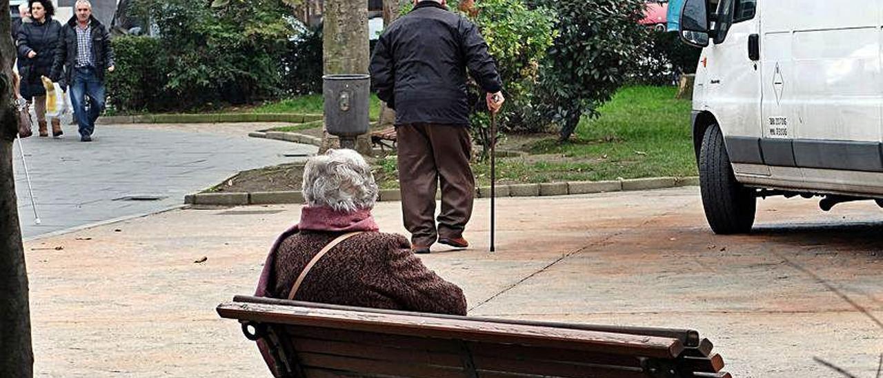 Personas mayores, en el parque Jovellanos.