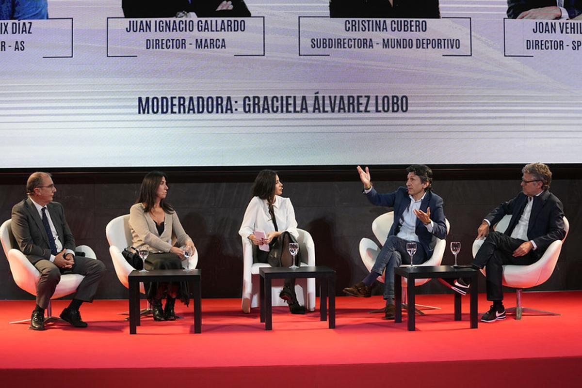 Instante de la mesa en la que participaron Joan Vehils, director de Sport, José Félix Díaz, director de AS; Juan Ignacio Gallardo, director de Marca; y Cristina Cubero, subdirectora de Mundo Deportivo.