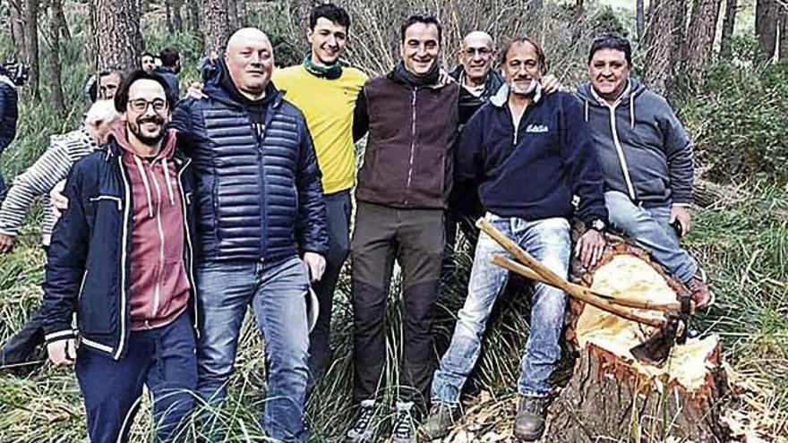 Parte de la comitiva que talÃ³ el pino en Ternelles.