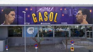 Un mural gegant homenatja Pau Gasol a Sant Boi