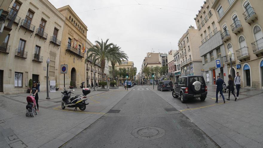 El Ayuntamiento de Elche y vistas a la Plaça de Baix.