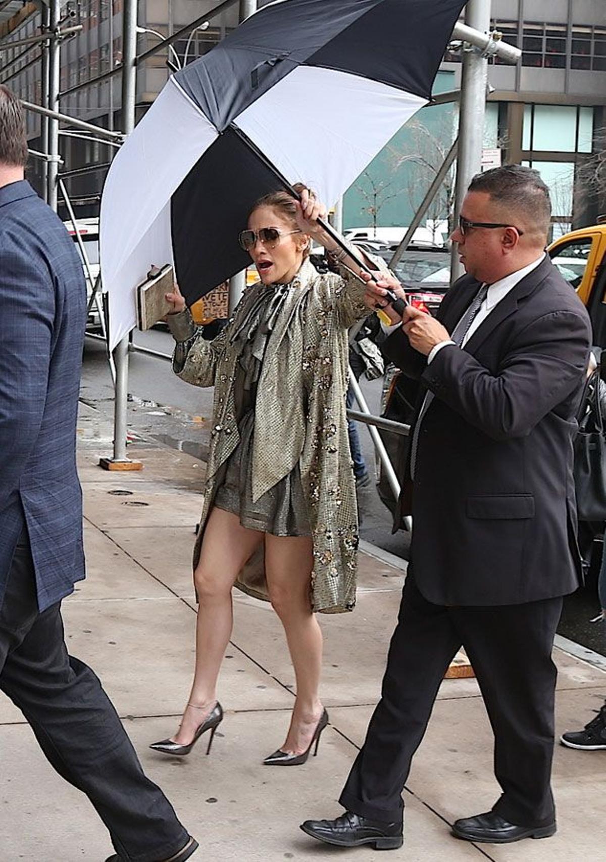 Jennifer López con chaqueta y conjunto metalizado en Nueva York