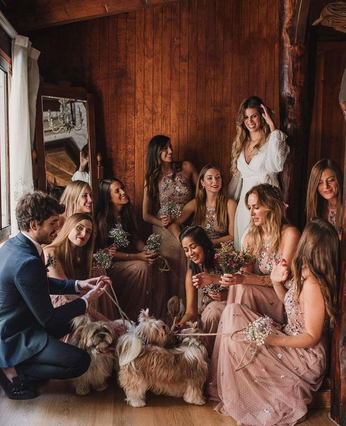 Kira Miró y el resto de damas de honor de la boda con sus ramilletes de flores