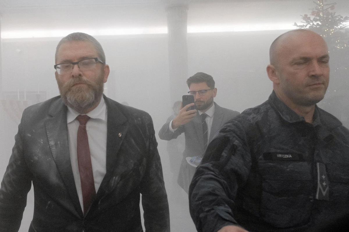 Un diputado polaco desata el caos en parlamento de Varsovia. Grzegorz Braun, legislador del partido ultraderechista polaco Confederación, provocó un escándalo en el Parlamento de Polonia al utilizar un extintor para apagar una menorá gigante que había sido iluminada en un evento para conmemorar la festividad judía de la Jánuca