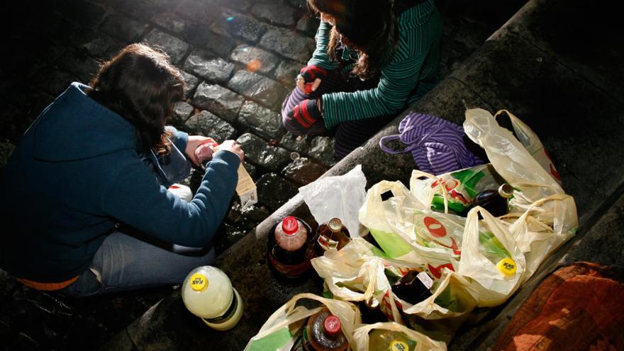 Unas jóvenes en un botellón. //A. R. del Hierro