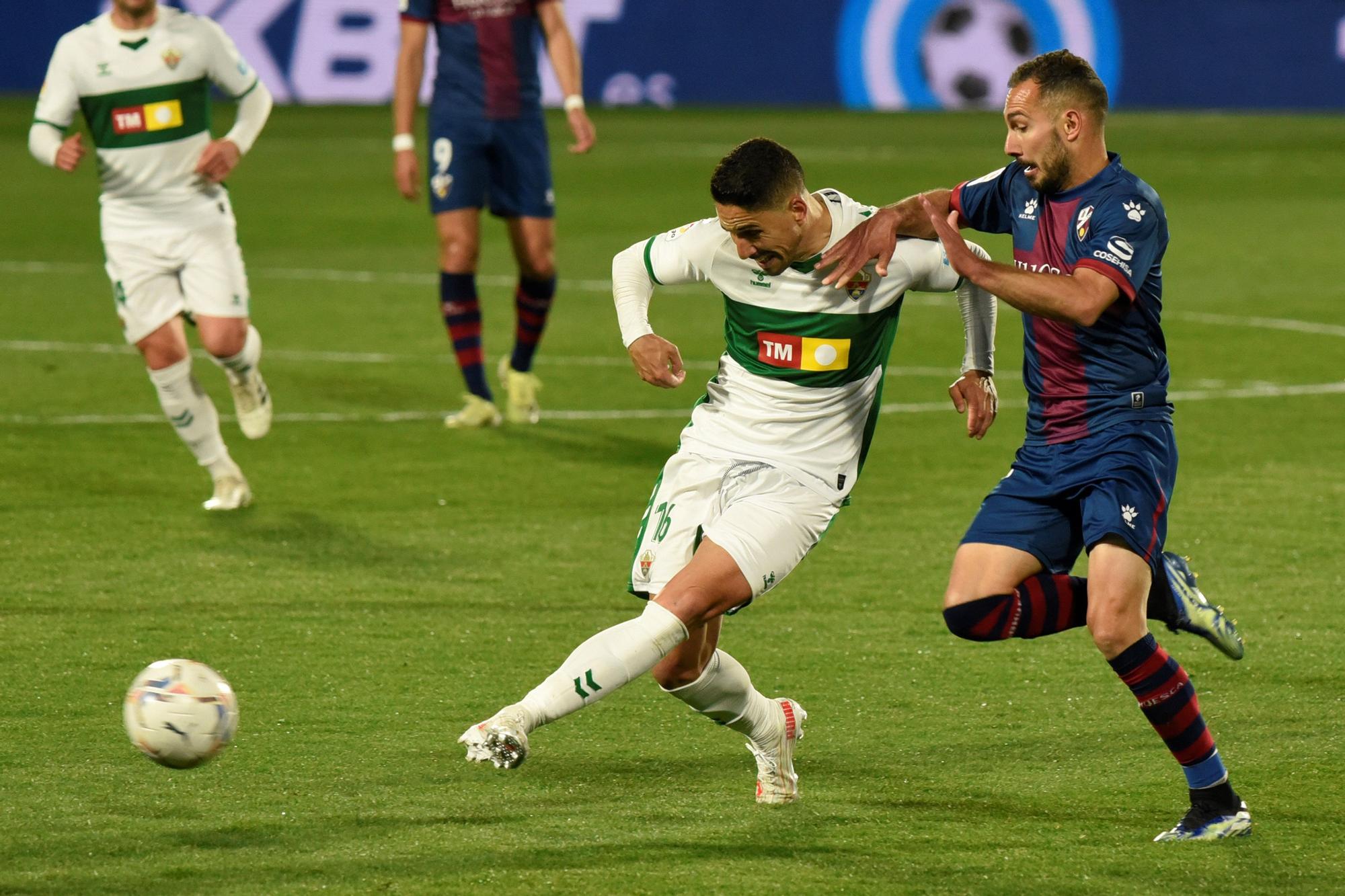 El Huesca devuelve al Elche al pozo del descenso (3-1)