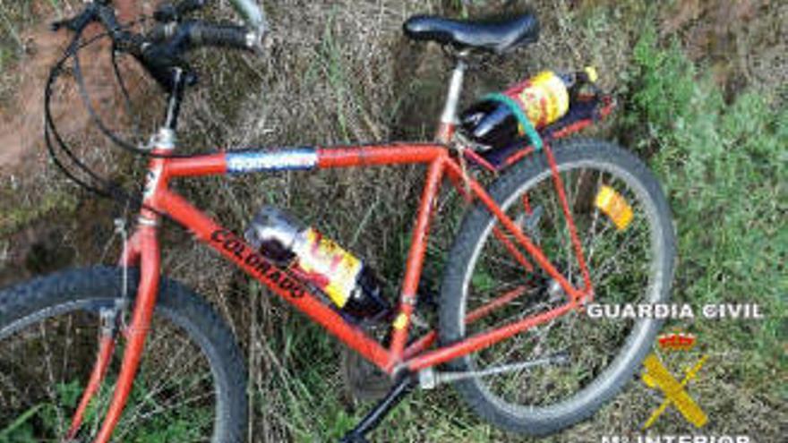 Un ciclista, pillado borracho con dos botellas de vino colgadas de la bicicleta