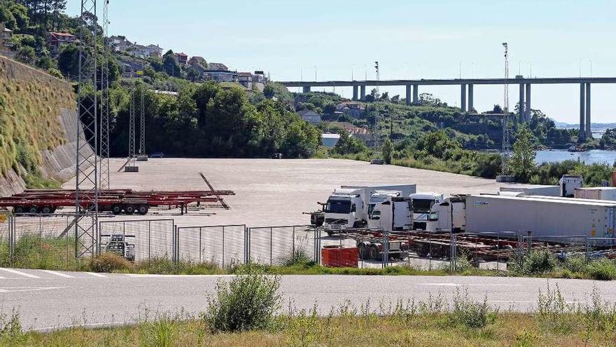 Unos camiones y remolques, aparcados en la explanada de Rande. // Marta G. Brea