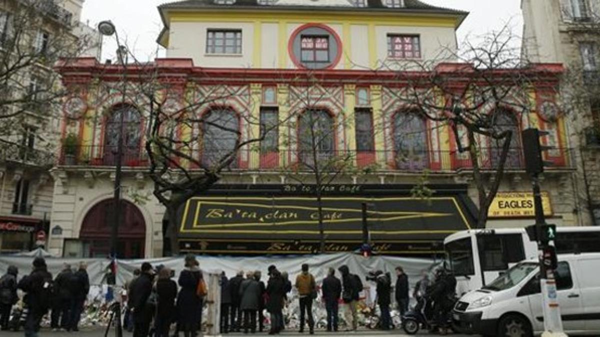 Numerosas personas se concentran frente a la sala Bataclan en un homenaje a las víctimas de los atentados, en París.