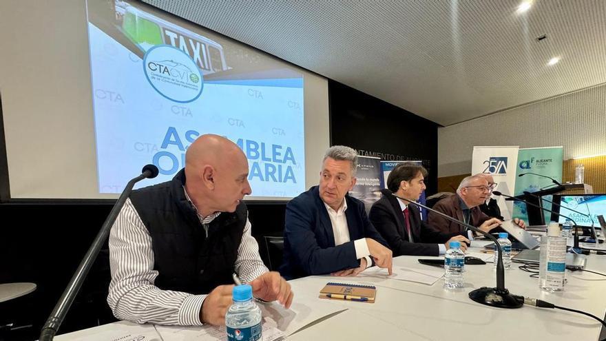 Martínez Mus anuncia un decreto del Consell para proteger y asegurar la viabilidad del taxi como servicio público esencial