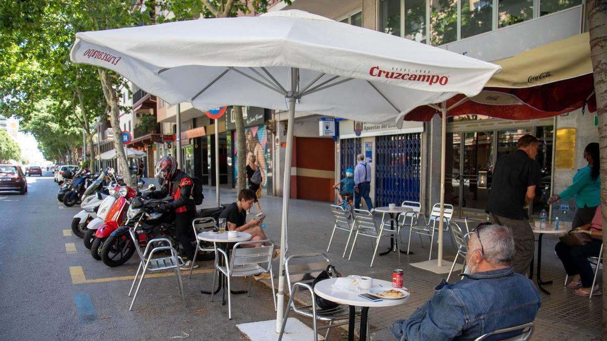 Las terrazas que ocupan los estacionamientos de vehículos deben ser retiradas en tres días.