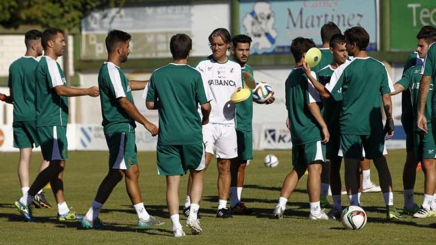 Rafa Sáez, durante el entrenamiento del jueves en el campo de O Vao. // M. Canosa