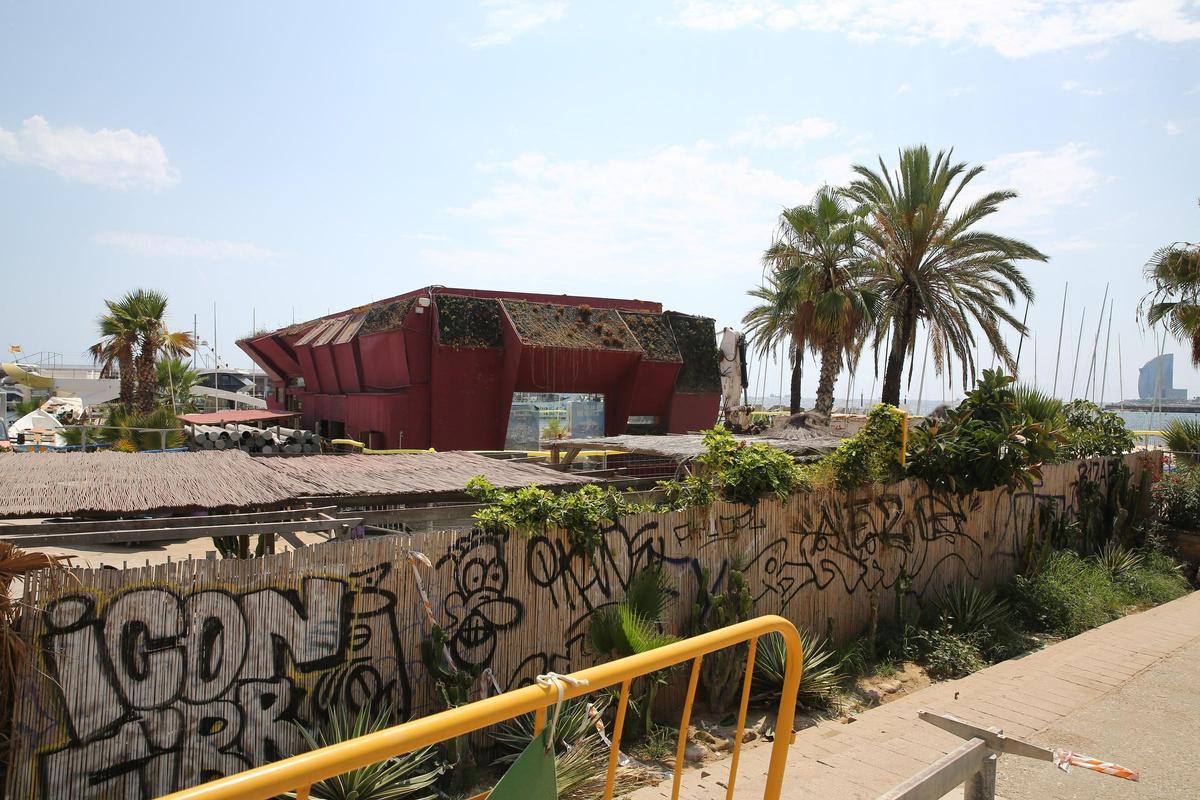 Barcelona derriba el chiringuito del restaurante playero Red Fish