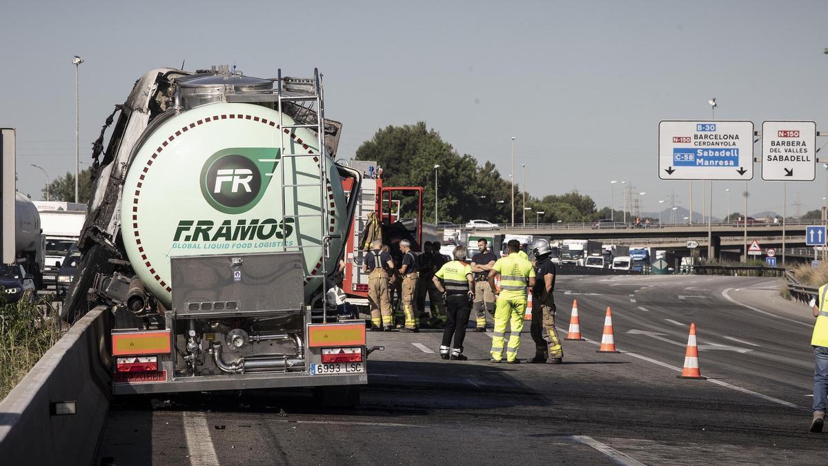 El incendio de un camión en la AP-7 colapsa la autopista