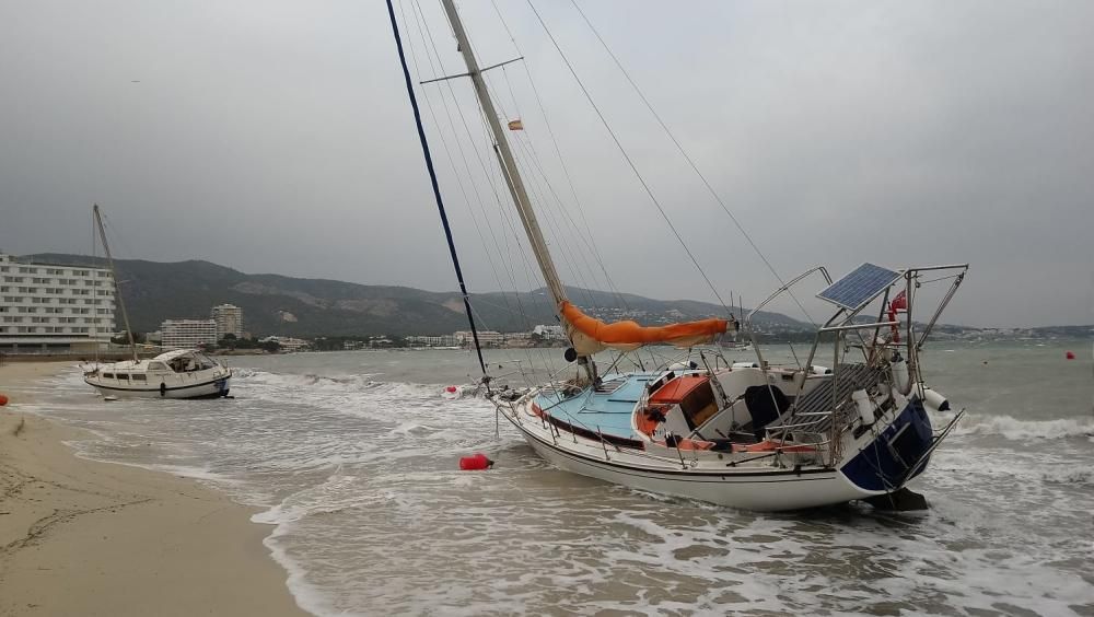 El temporal deja varios barcos varados en Son Maties