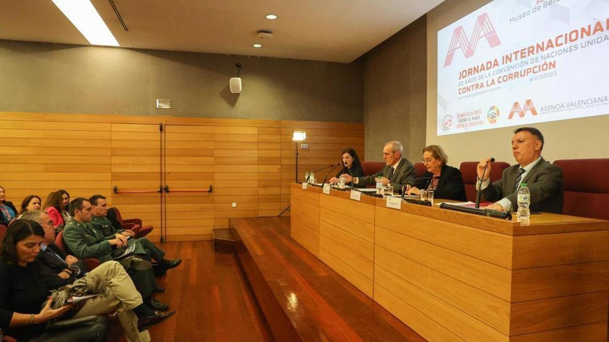 Teresa Clemente, Alejandro Luzón, Teresa Gisbert y Joaquim Bosch, con Macarena Olona, en primera fila entre el público.