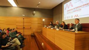 Teresa Clemente, Alejandro Luzón, Teresa Gisbert y Joaquim Bosch, con Macarena Olona, en primera fila entre el público.