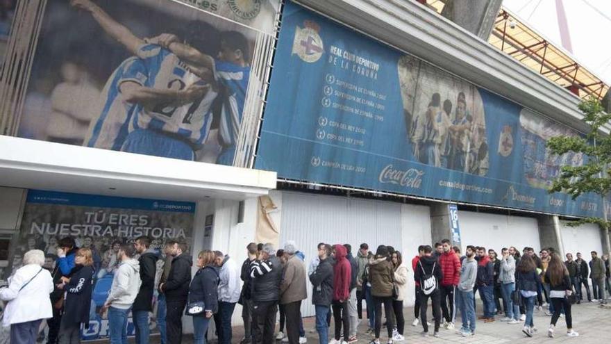 La cola de ayer por la mañana en Riazor para retirar las últimas entradas para el derbi del domingo.