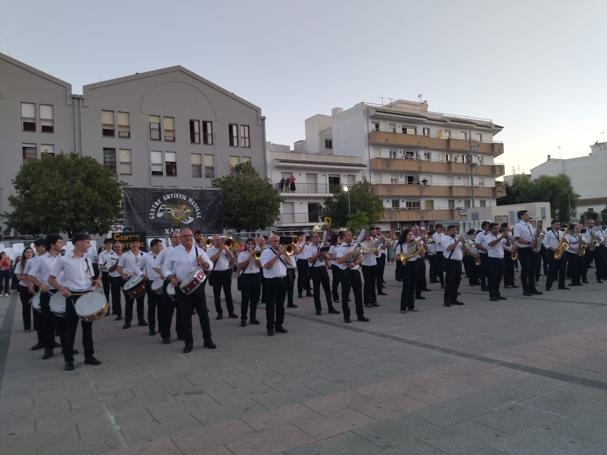 Xàbia, capital de la música: más de 800 músicos de toda la comarca llenan de vida las calles (imágenes)