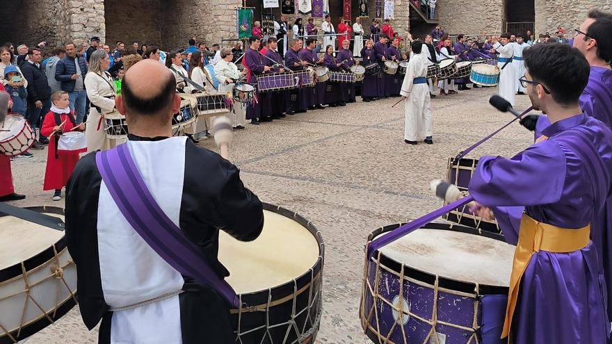 Los tambores y bombos colonizaron la plaza de España.