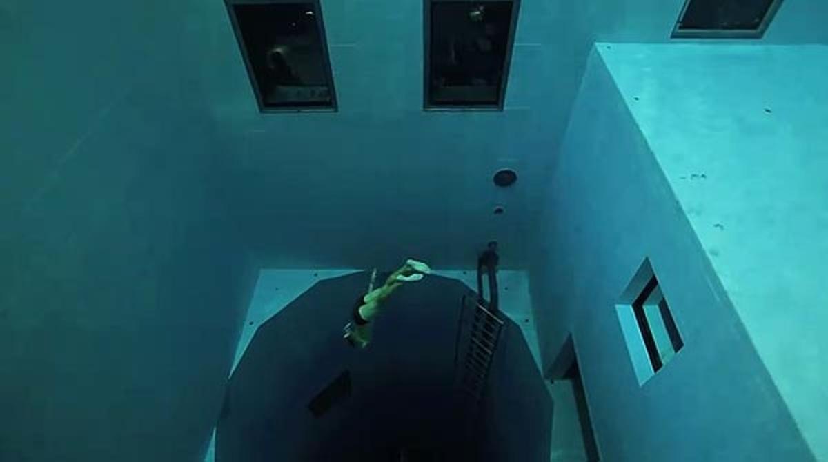 Guillaume Néry se submergeix a 33 metres de profunditat en un vídeo de 2010.