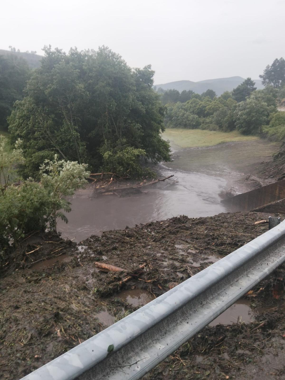 Lluvias torrenciales en Ourense provocan cortes de tráfico y anegan viviendas