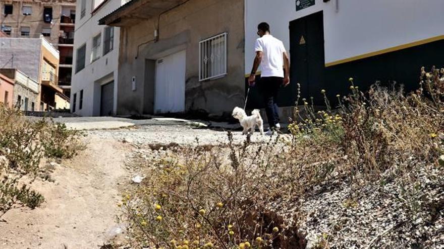 El sector de Les Encarnelles está próximo a un barranco y con un tramo lleno de baches y sin asfaltar.