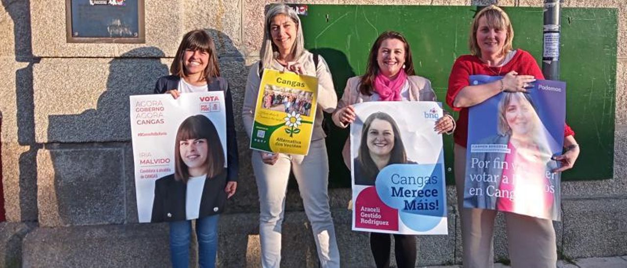 Las candidatas del PSOE, Alternativa dos Veciños, BNG y Podemos en Cangas posan ayer juntas.   | // SANTOS ÁLVAREZ