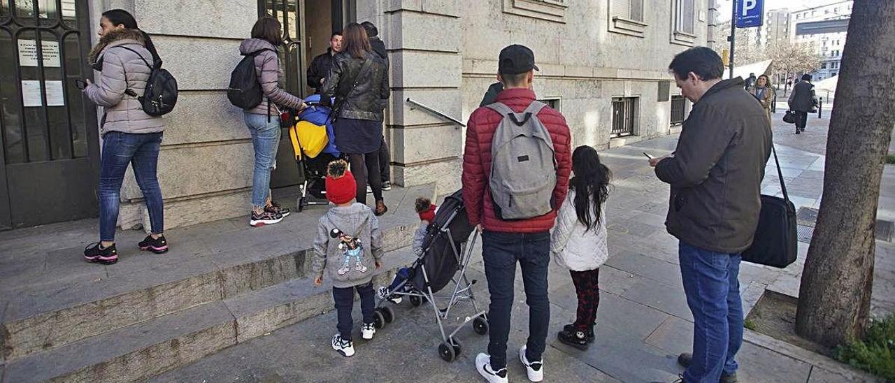 Cues a l&#039;Oficina d&#039;Estrangeria de Girona, en una imatge d&#039;arxiu.