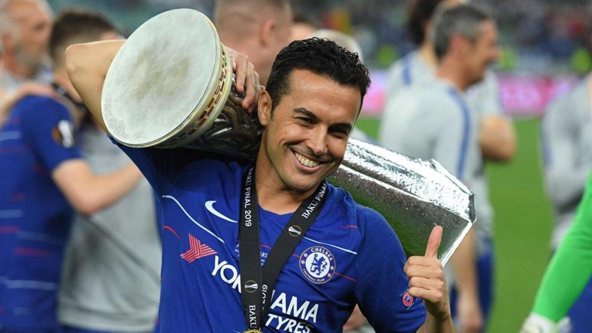 Pedro sostiene el título de la Europa League con su imborrable sonrisa