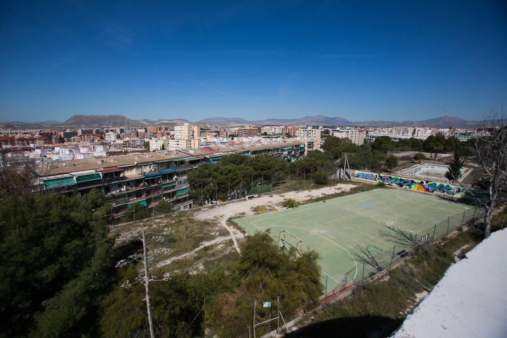 Instalaciones deportivas abandonadas en el Tossal