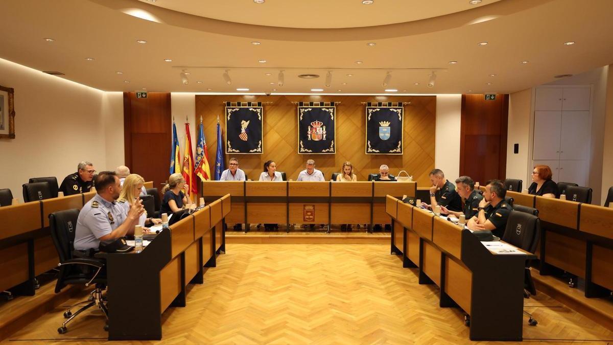 burriana 2El alcalde, Jorge Monferrer, junto a representantes municipales y de las fuerzas de seguridad durante la reunión preparatoria del dispositivo.