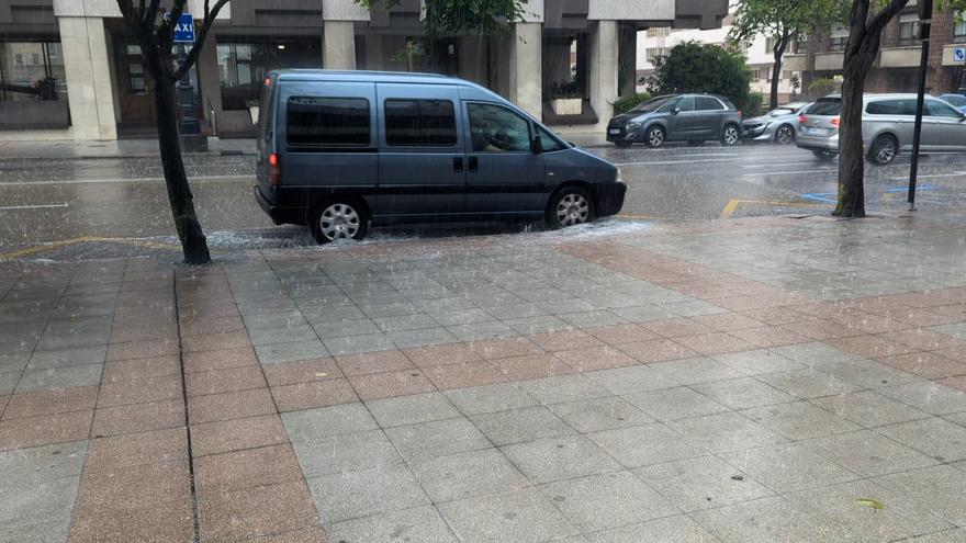 Vídeo: Tromba de agua en Oviedo para despedir la primavera