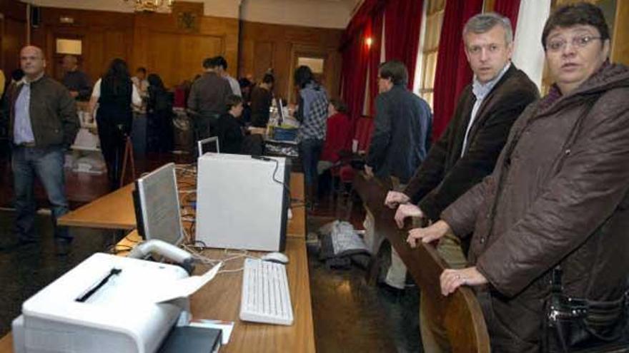 Alfonso Rueda y Marisol Soneira, ayer, durante el recuento del voto emigrante en Ourense.