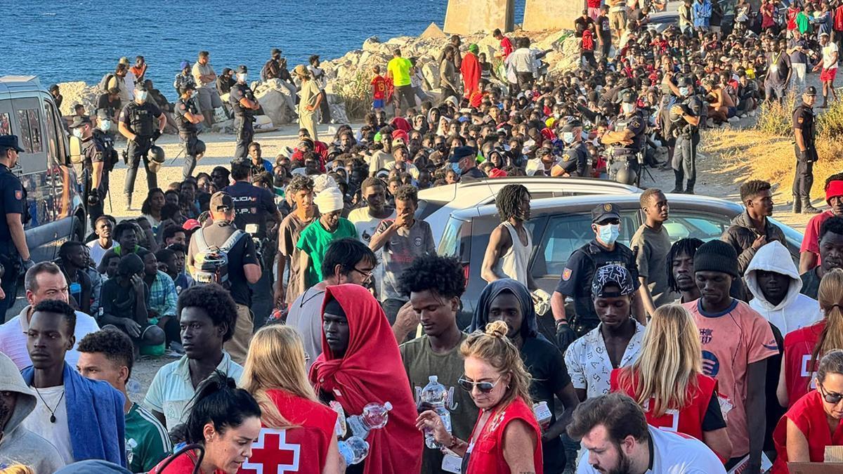 Migrants a la platja d'el Trampolín a Ceuta.