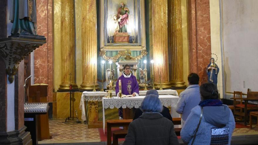 Bordignon oficia una misa ante un grupo de feligresas en la parroquia de Cinctorres. / JAVIER ORTÍ