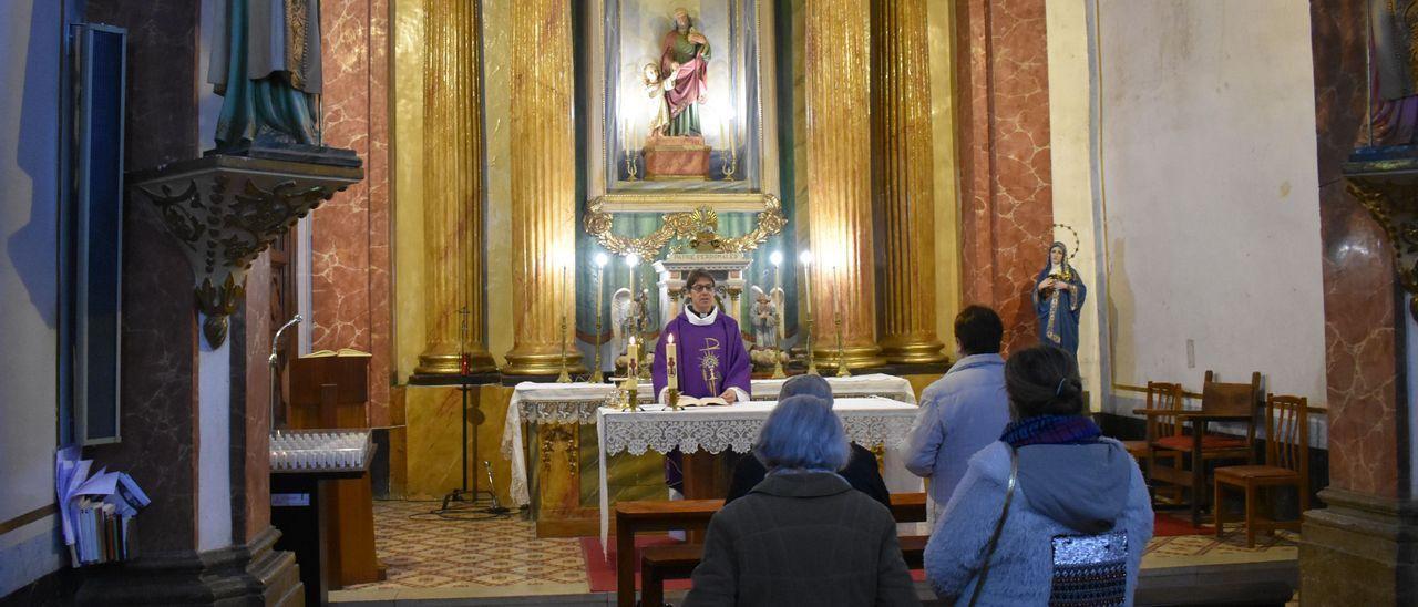 Bordignon oficia una misa ante un grupo de feligresas en la parroquia de Cinctorres. / JAVIER ORTÍ